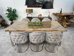 Ovaler Esstisch aus Altholz