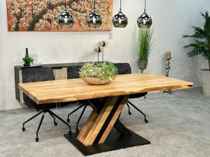 Esstisch Canyon mit Baumkante