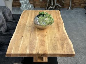 Esstisch Canyon mit Baumkante