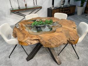 Designtisch aus Teakholz (ca. 150 x 145 x 76,5 cm) "Eternia Root" mit Rohstahlgestell und eingefrästem Glas