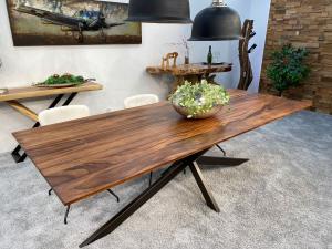 Esstisch "Plain" ca. 250 x 100 x 78 cm aus massiven Holzbohlen mit Metallgestell