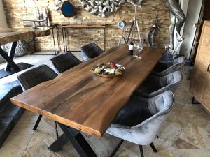Esstisch "Vicenca" 260 x 100 x 78 cm aus Mangoholz und einem Tischgestell aus Rohstahl in Kreuzform