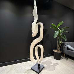 Geschwungene 3D-Holzsäule im minimalistischen Design  ca. H210 x B50 cm x T30 cm Holzskulptur Aufsteller Baumstamm 3D-Optik