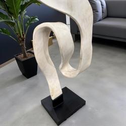 Geschwungene 3D-Holzsäule im minimalistischen Design  ca. H210 x B50 cm x T30 cm Holzskulptur Aufsteller Baumstamm 3D-Optik