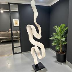 Geschwungene 3D-Holzsäule im minimalistischen Design  ca. H210 x B50 cm x T30 cm