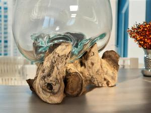 Vase aus glas und holz Dekorationsidee