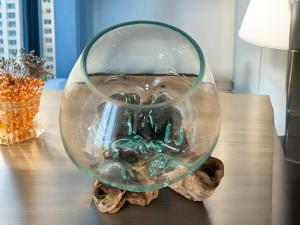 Vase aus glas und holz Dekorationsidee