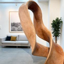 Handgeschnitzte Dekosäule aus Mahagoni  ca. H210 x B60 cm x T50 cm Holzskulptur Aufsteller Baumstamm 3D-Optik