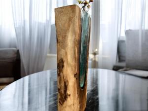 Kleine Vase aus geschmolzenem Glas mit Holz 50 cm