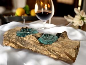 Kerzenhalter aus holz mit glas tischdekoration