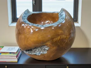 Holzschale 'CECILIA', rund, ca. 25,5 x 28 cm, auf Tisch.