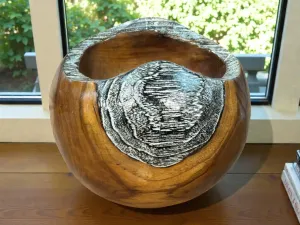 Drei runde Holzschalen mit grauen Mustern auf Tisch.