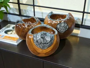 Drei runde Holzschalen mit grauen Akzenten, Größen S, M, L.