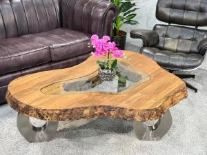 Eindrucksvoller Couchtisch "Lakeside", ca. 138 x 86 x 46 cm aus Altholz mit Glaseinlage Couchtisch Lakeside Holztisch Wohnzimmertisch