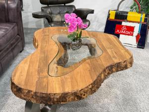 Eindrucksvoller Couchtisch "Lakeside", ca. 138 x 86 x 46 cm aus Altholz mit Glaseinlage Ovaler Couchtisch aus Massivholz