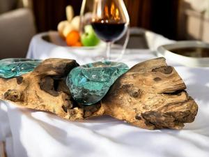 Handgeschnitzter Teelichthalter mit vier Glaselementen