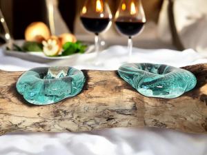 Handgeschnitzter Teelichthalter mit vier Glaselementen