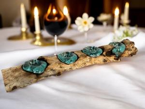 Handgeschnitzter Teelichthalter mit vier Glaselementen