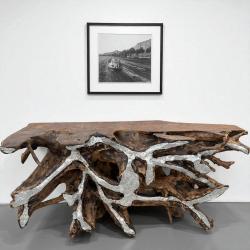 Sideboard aus einer Teak Baumwurzel mit Applikationen aus Aluminium, ca. L:150 x T45 x H81 cm Konsole aus einer Baumwurzel mit Aluminium