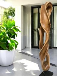Geschnitzter Baumstamm "Bora" aus Suar, Höhe ca. 225 cm