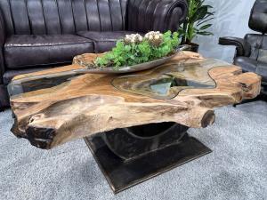 Massivholz Couchtisch "Expression Teak" aus recyceltem Holz ca. 113x 64-80 x 46,5 cm mit einer Glaseinlage und einem Rohstahlgestell in Halbmondform