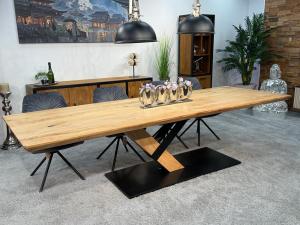 Eleganter-Tisch-mit-schweizer-Kante-Massivholztisch