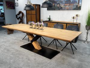 Eleganter-Tisch-mit-schweizer-Kante-Massivholztisch