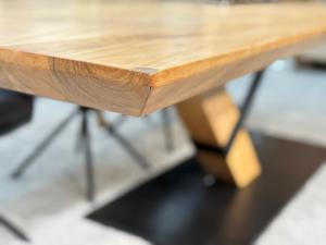 Eleganter-Tisch-mit-schweizer-Kante-Massivholztisch