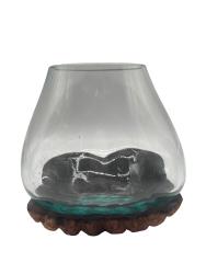 Mundgeblasene Glasvase auf Holzelement geöffnete Hände