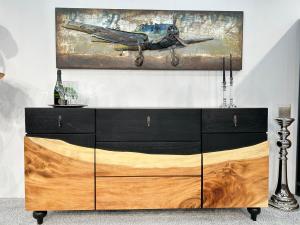 Nachhaltiges Sideboard "Black Forest" aus Altholz und Suarholz 180 x 54 x 90 cm schwarz lackiert