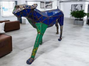 Objektdekoration "Panther", ca. 185 x 90 x 30 cm aus Altmetall (Ölfässer)