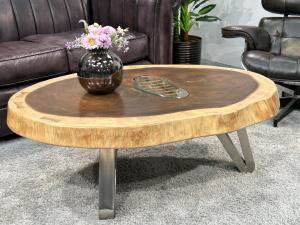 Massiver runder Couchtisch Baumstamm mit Metallgestell