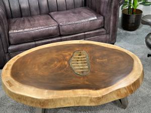 Massiver runder Couchtisch Baumstamm mit Metallgestell