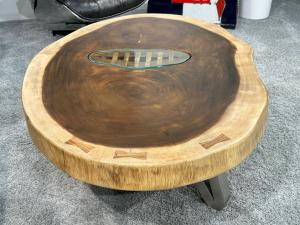 Massiver runder Couchtisch Baumstamm mit Metallgestell