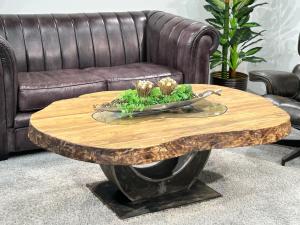 Ovaler Couchtisch "Fusion" aus massivem Teakholz mit Glaseinlage, ca. 136 x 90 x 49 cm