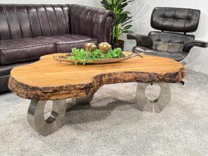 Eindrucksvoller Couchtisch "Bromo", ca. 138 x 68-85 x 46 cm aus Altholz Ovaler Couchtisch aus Massivholz