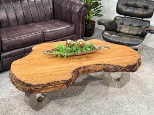 Ovaler Couchtisch aus Massivholz