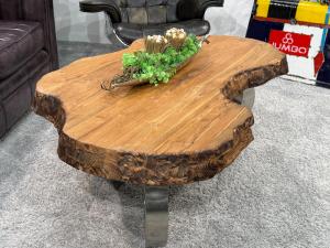 Eindrucksvoller Couchtisch "Bromo", ca. 138 x 68-85 x 46 cm aus Altholz Ovaler Couchtisch aus Massivholz