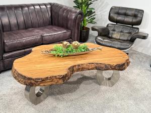 Eindrucksvoller Couchtisch "Bromo", ca. 138 x 68-85 x 46 cm aus Altholz Ovaler Couchtisch aus Massivholz