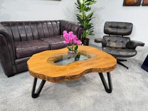Ovaler Wohnzimmertisch "Atoll" (ca. 110 x 73-90 x 45 cm) aus Vollholz