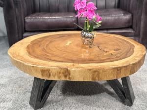 Sonderangebot Massivholztisch "Bromo" aus Suarholz Baumscheibe ca. 95 x 85 x 40 cm mit Rohstahlgestell