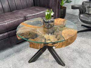 Runder Couchtisch aus Teakholz mit Glasplatte, Metallbeine.