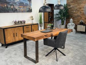Schreibtisch ca. 168 x 66-88 x 80 cm aus recyceltem Teakholz mit Tischgestell aus Rohstahl