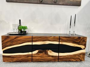 Sideboard Anrichte "Black Forest" aus recyceltem Holz mit Suar Baumscheiben ca. 160 x 47 x 55 cm schwarz lackiert