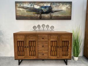 Sideboard / Anrichte "Castle" 152 x 53 x 88,5 cm aus recyceltem Altholz mit Metalldekor und Rohstahlgestell