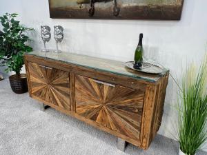 Sideboard / Anrichte "Essence" 180 x 45 x 82 cm aus recyceltem Altholz mit Chromgestell und Glasplatte