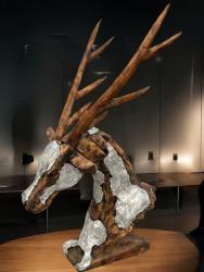 Einzigartige Skulptur aus Altholz "Hirsch" ca. H113 x B75 x T50 cm aus mit Aluminium Applikationen