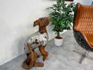 Skulptur / Dekofigur "Sitzender Hund", Höhe  ca. 100 cm aus Altholz mit Aluminium