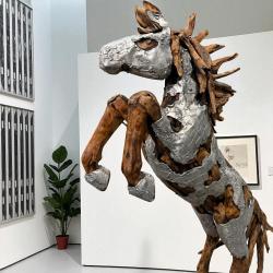 Skulptur / Dekofigur "Steigendes Pferd" ca. H134 x B40 x L70 cm aus Altholz mit Aluminium Skulptur steigenes Pferd aus Holz Lobby Hotel Eingangsbereich Dekoration