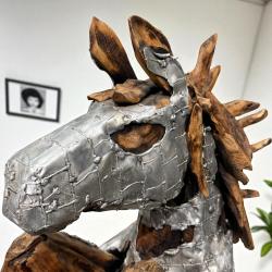 Skulptur / Dekofigur "Steigendes Pferd" ca. H134 x B40 x L70 cm aus Altholz mit Aluminium Skulptur steigenes Pferd aus Holz Lobby Hotel Eingangsbereich Dekoration